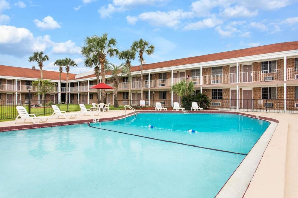 Super 8 By Wyndham Lake City Exterior foto