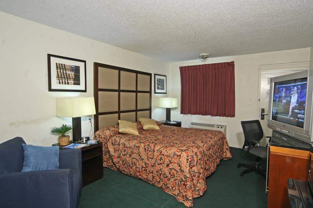 Super 8 By Wyndham Lake City Exterior foto